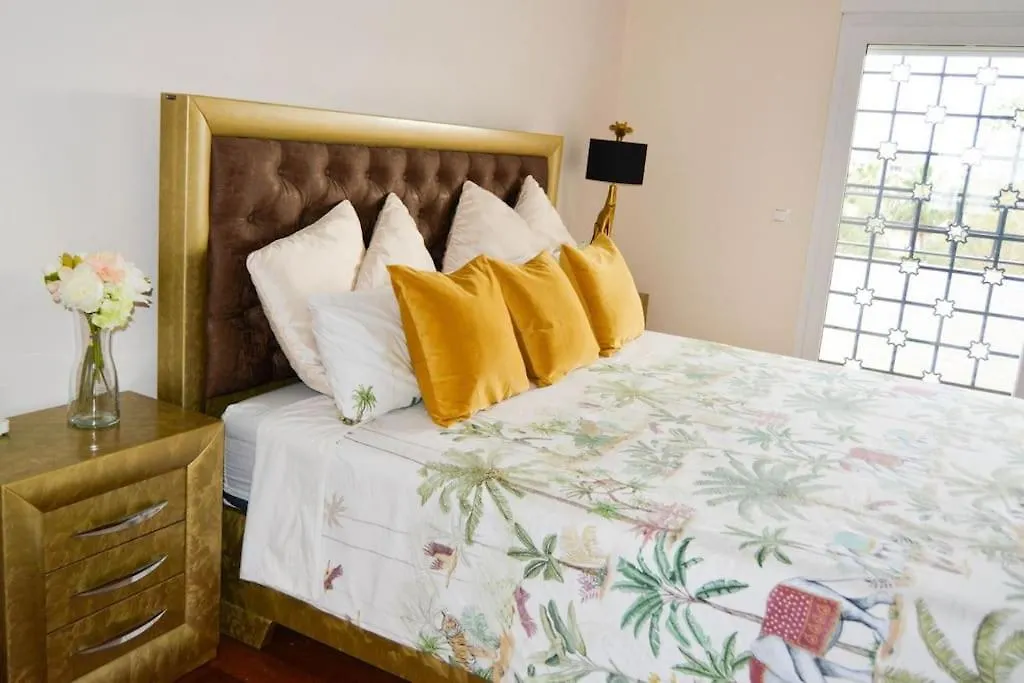 Spectacular Villa In بينالماذينا 0*,